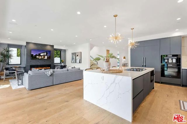 6201 Lindenhurst Avenue, Los Angeles, CA 90048