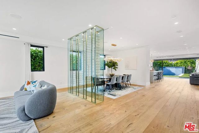 6201 Lindenhurst Avenue, Los Angeles, CA 90048