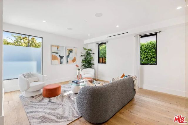 6201 Lindenhurst Avenue, Los Angeles, CA 90048