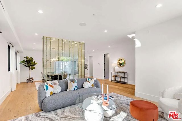 6201 Lindenhurst Avenue, Los Angeles, CA 90048