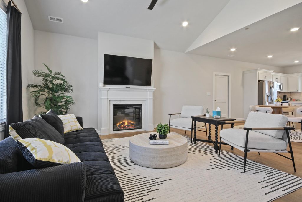 2335 N TRAVELLER DR, Columbia, MO 65202