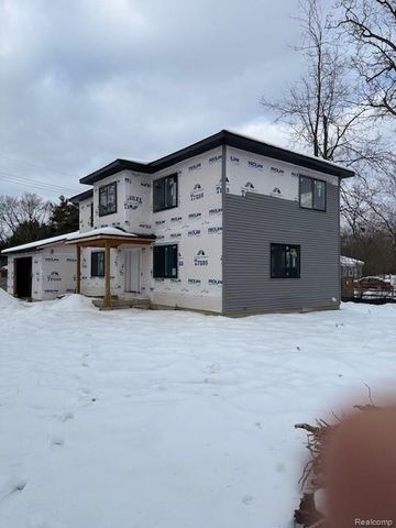 5031 Clintonville Road, Independence Charter Township, MI 48346