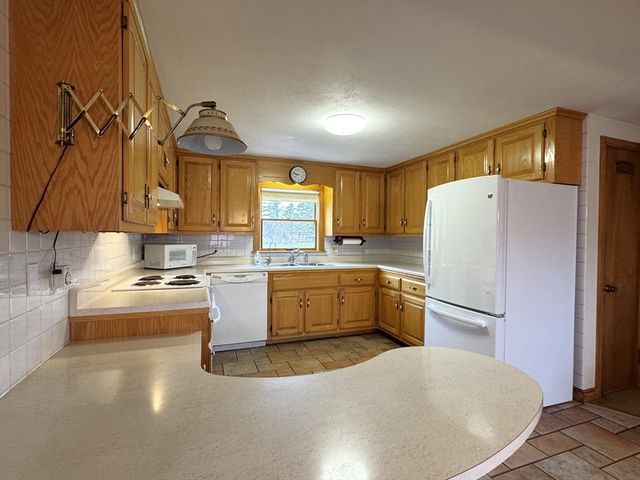144 Main, Kingston, NH 03848