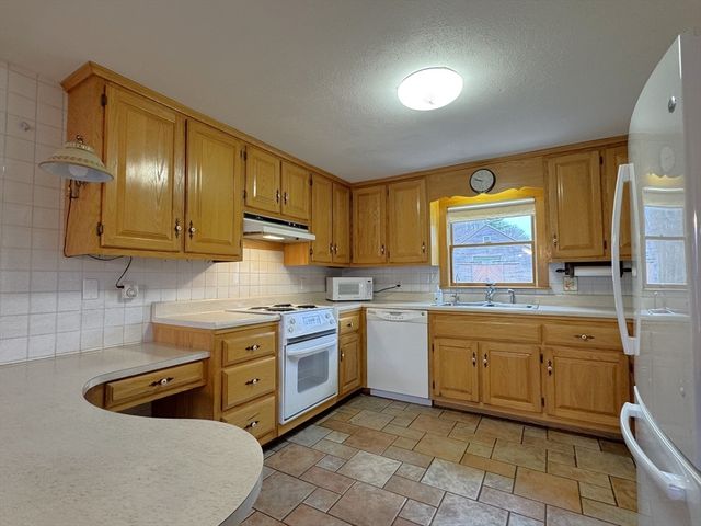144 Main, Kingston, NH 03848