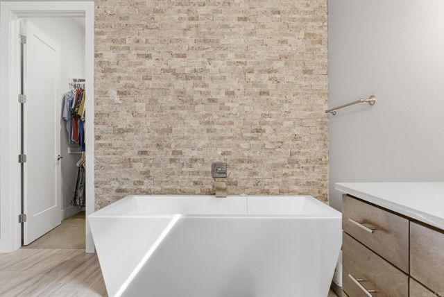 6736 HILO, Benton, AR 72019