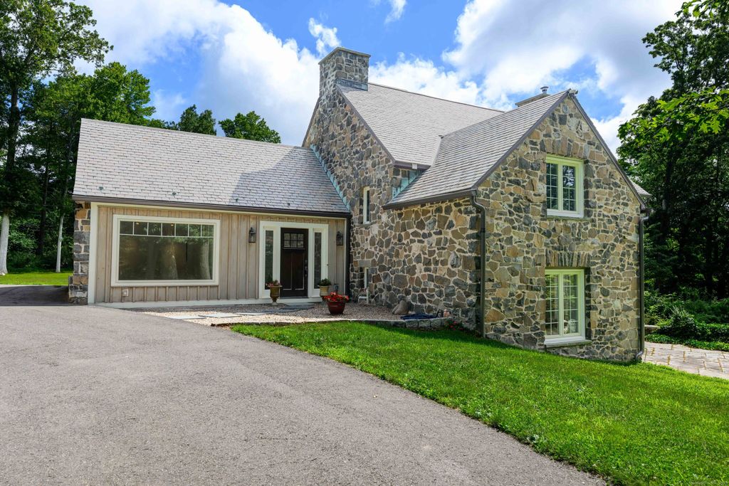 12 Woods Road, Bethany, CT 06524