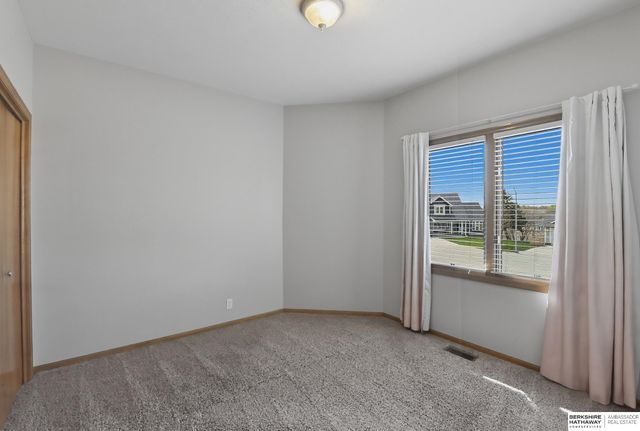 15217 Corby Street, Omaha, NE 68116