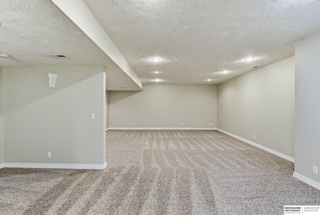 15217 Corby Street, Omaha, NE 68116