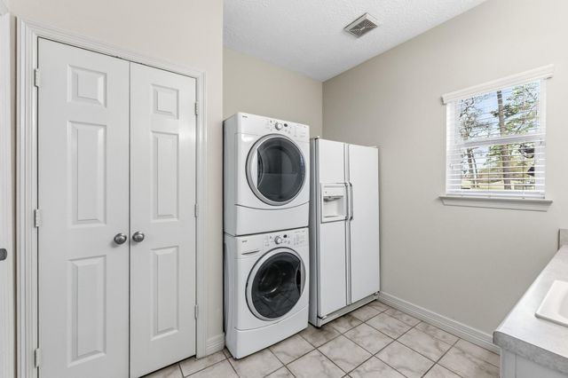 3238 Lazy Lake Lane, Montgomery, TX 77356