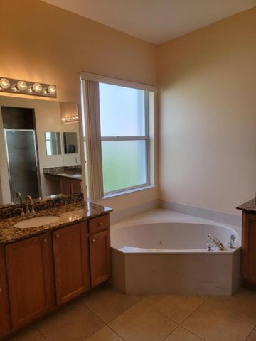 633 SW Long Key Court, Port St Lucie, FL 34986