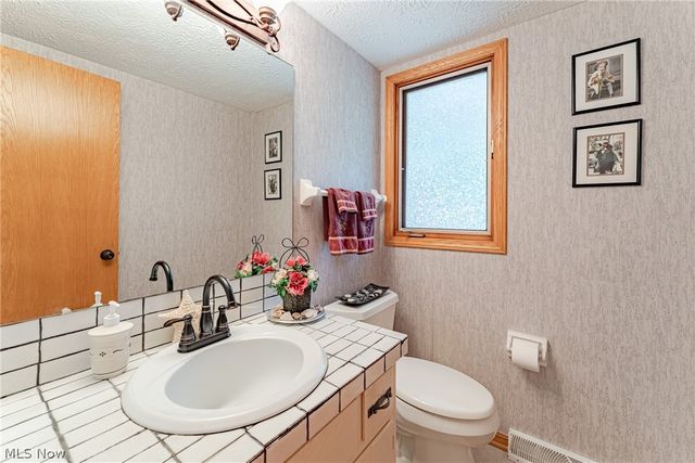 8515 Scenicridge Avenue NW, Clinton, OH 44216