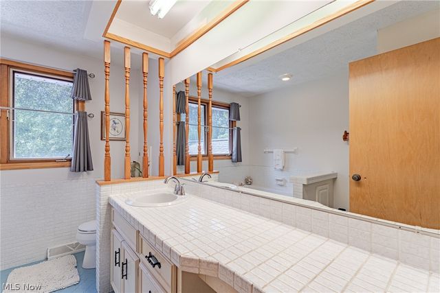 8515 Scenicridge Avenue NW, Clinton, OH 44216