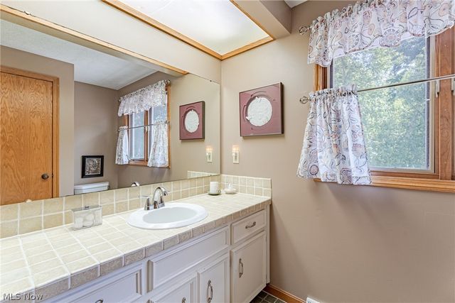 8515 Scenicridge Avenue NW, Clinton, OH 44216