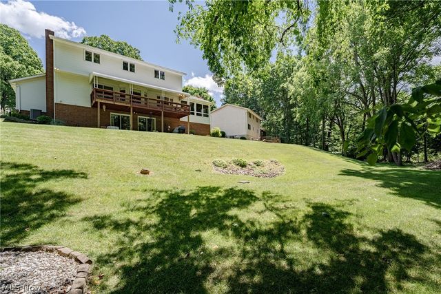 8515 Scenicridge Avenue NW, Clinton, OH 44216