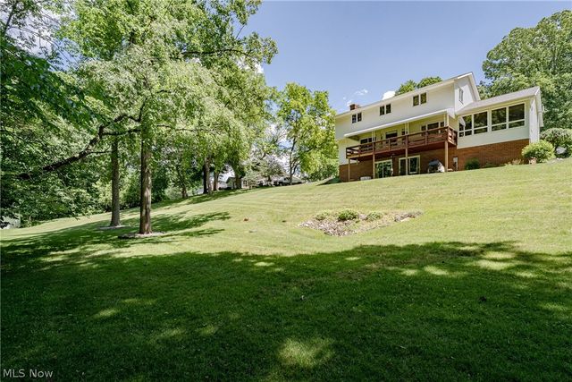 8515 Scenicridge Avenue NW, Clinton, OH 44216