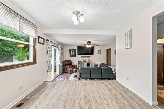 6780 Redwing Drive, Woodridge, IL 60517