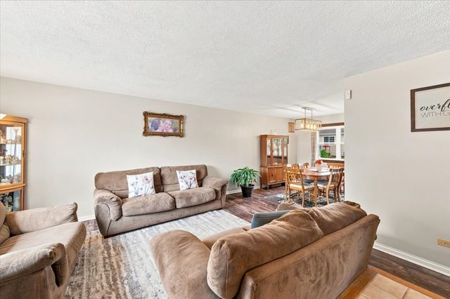 6780 Redwing Drive, Woodridge, IL 60517