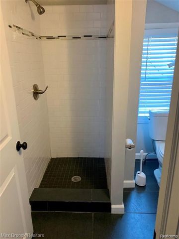465 E Oakridge Street, Ferndale, MI 48220