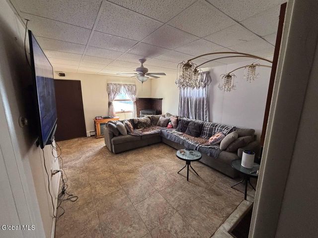 27 Franklin Street, Gloversville, NY 12078