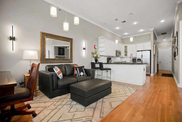 10531 Mission Road 301, Leawood, KS 66206