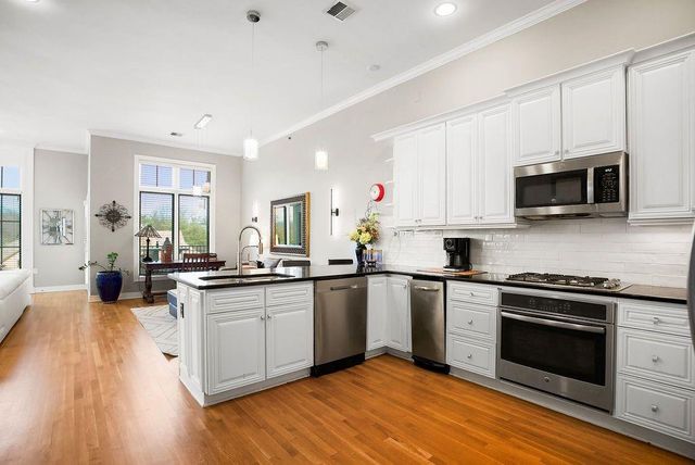 10531 Mission Road 301, Leawood, KS 66206