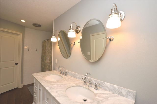 2 Woodhaven Wood Court, The Woodlands, TX 77380