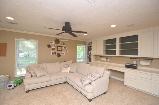 2 Woodhaven Wood Court, The Woodlands, TX 77380