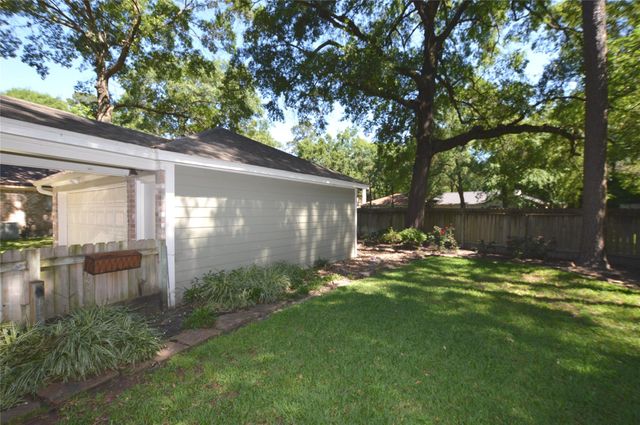 2 Woodhaven Wood Court, The Woodlands, TX 77380