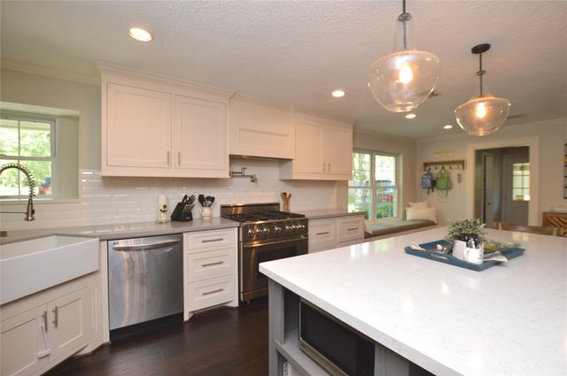 2 Woodhaven Wood Court, The Woodlands, TX 77380