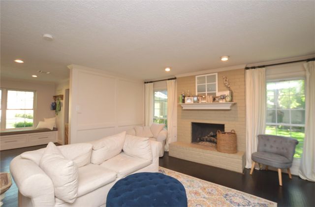 2 Woodhaven Wood Court, The Woodlands, TX 77380