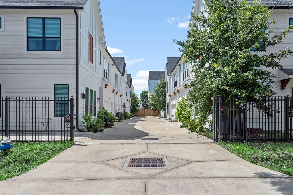 909 Oak Street C, Houston, TX 77018