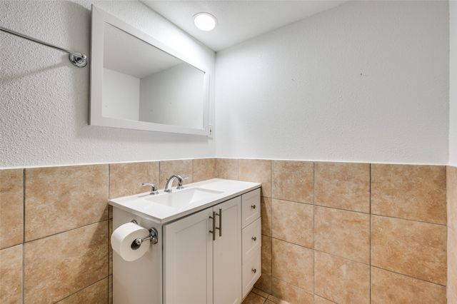 10201 Regal Oaks Drive 103, Dallas, TX 75230