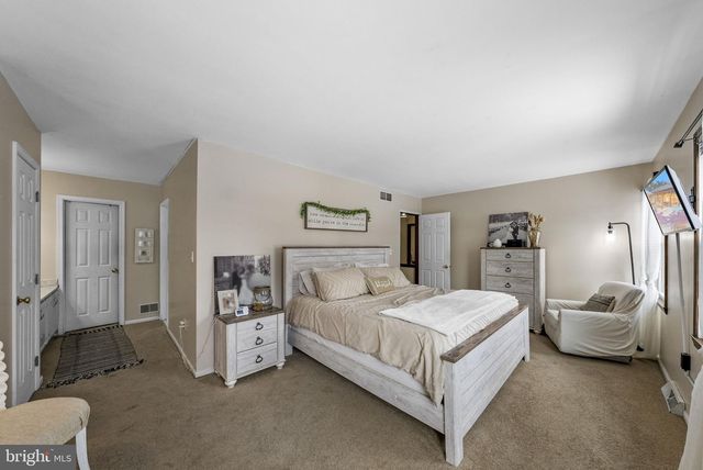 4 BIRCH RUN CT, Ewing, NJ 08628