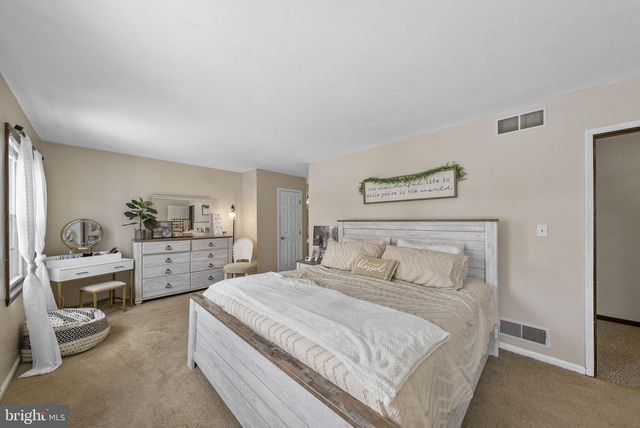 4 BIRCH RUN CT, Ewing, NJ 08628