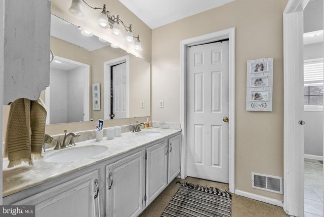 4 BIRCH RUN CT, Ewing, NJ 08628