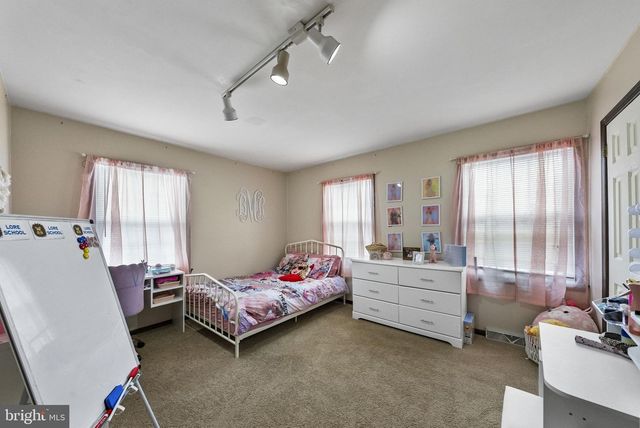 4 BIRCH RUN CT, Ewing, NJ 08628