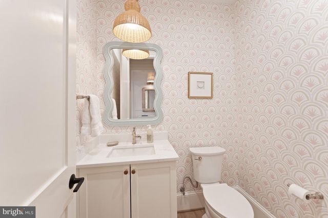 8230 WELLER AVE, Mclean, VA 22102