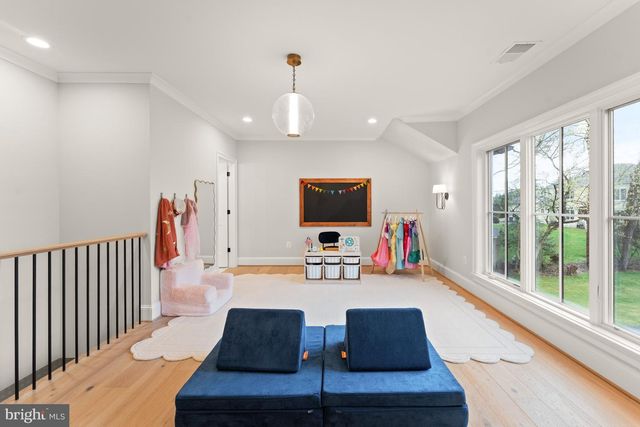 8230 WELLER AVE, Mclean, VA 22102