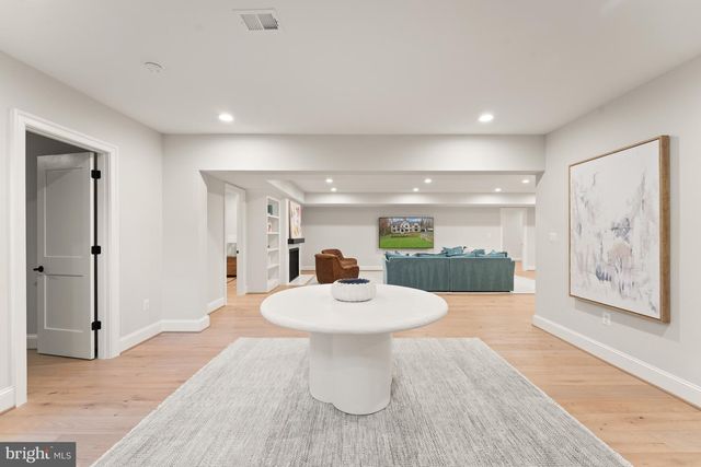 8230 WELLER AVE, Mclean, VA 22102