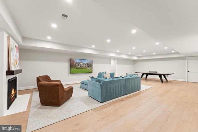 8230 WELLER AVE, Mclean, VA 22102