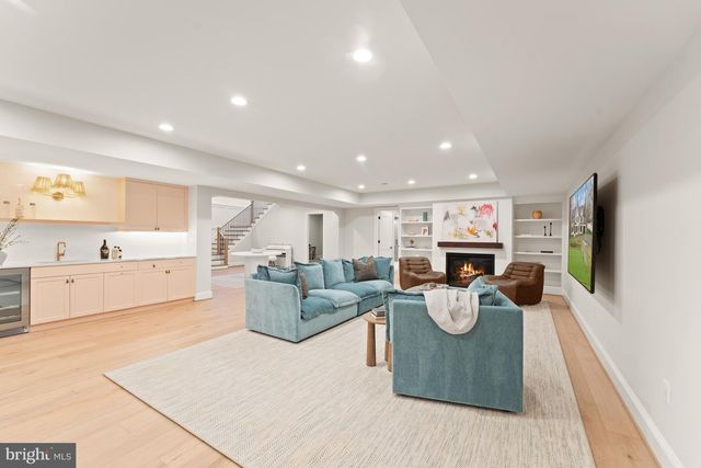 8230 WELLER AVE, Mclean, VA 22102