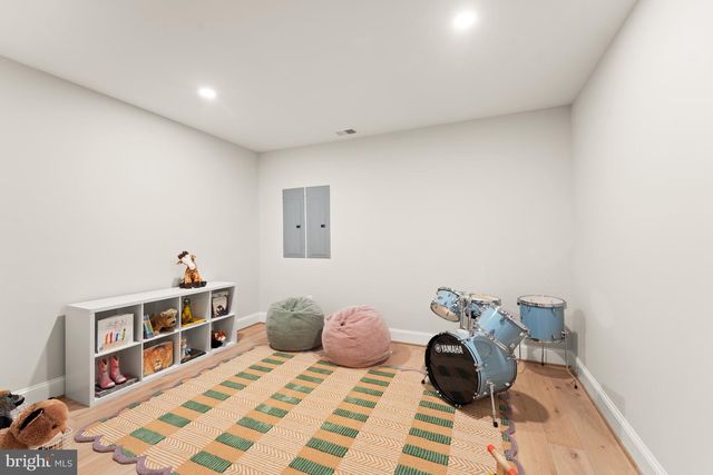 8230 WELLER AVE, Mclean, VA 22102