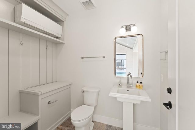 8230 WELLER AVE, Mclean, VA 22102