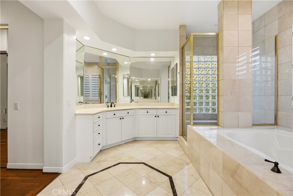 Image 15 of property listing at 25301 Prado De Los Arboles, Calabasas, CA 91302