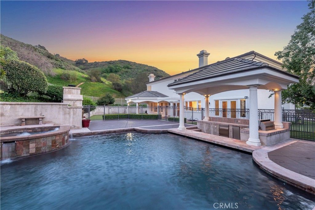 Image 2 of property listing at 25301 Prado De Los Arboles, Calabasas, CA 91302