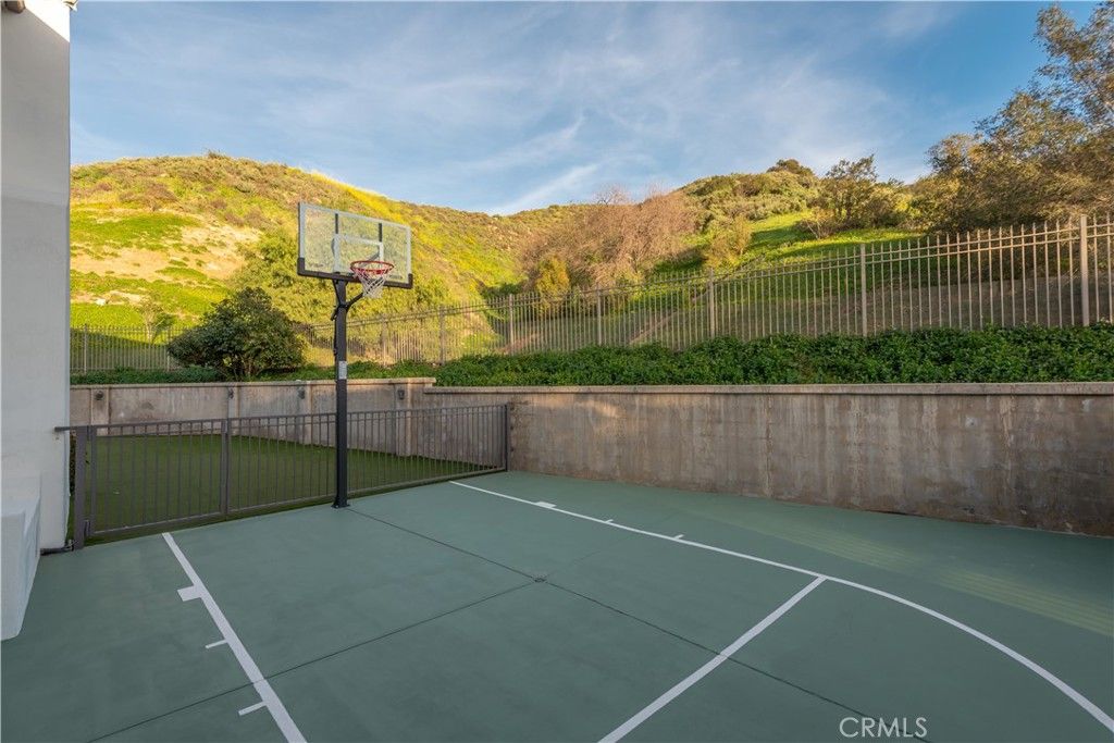 Image 22 of property listing at 25301 Prado De Los Arboles, Calabasas, CA 91302