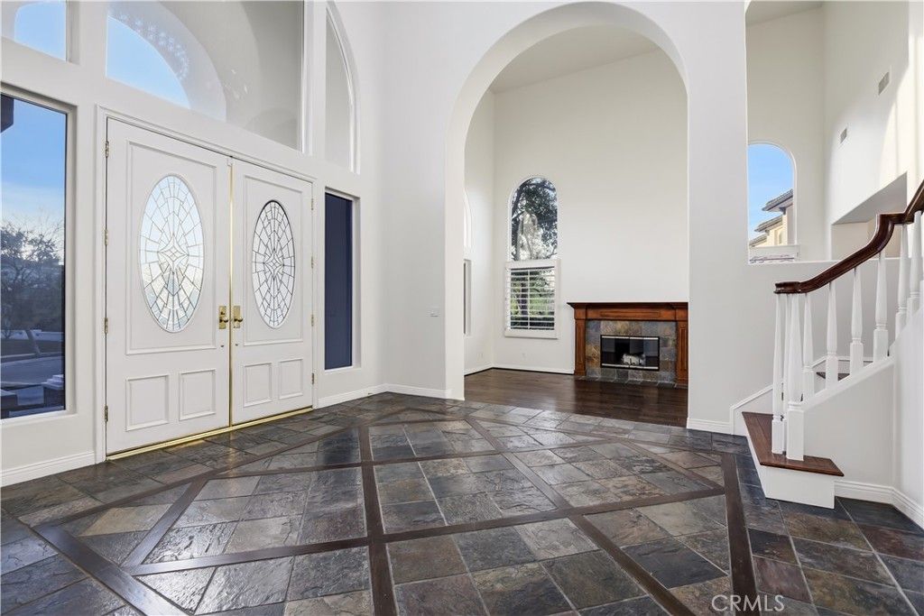 Image 4 of property listing at 25301 Prado De Los Arboles, Calabasas, CA 91302