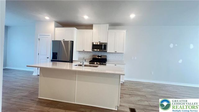 4904 Brookside Court, Upper Saucon Twp, PA 18036