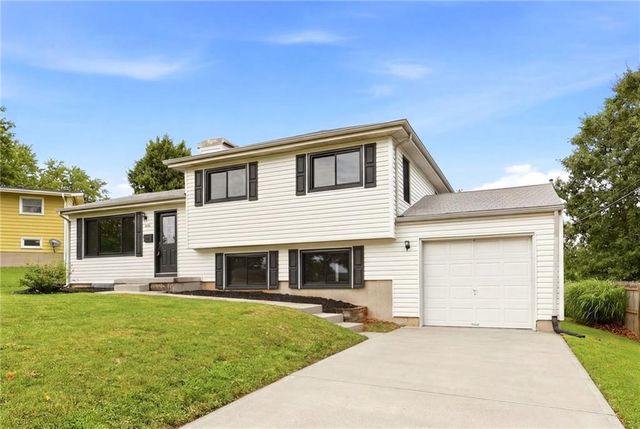 1702 NE Shady Lane Drive, Gladstone, MO 64118