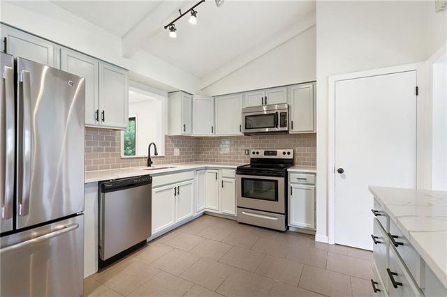 1702 NE Shady Lane Drive, Gladstone, MO 64118